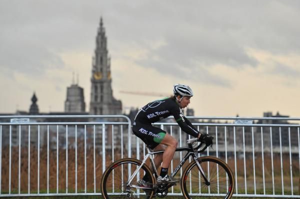 Laurens Sweeck races toward victory