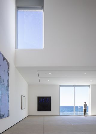 A dramatic tall ceiling in gallery in san diego designed by Selldorf Architects