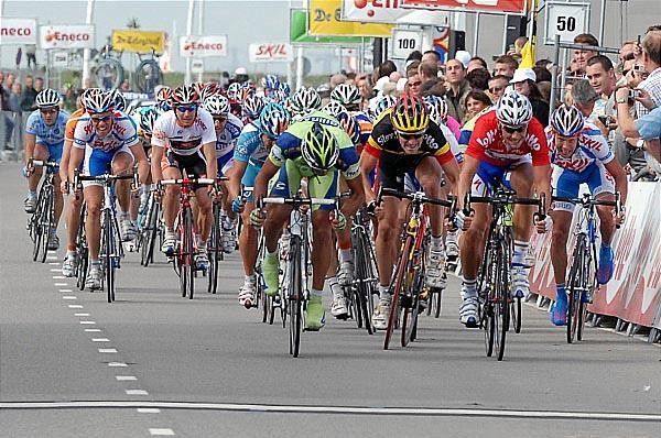 J&uuml;rgen Roelandts (Silence-Lotto) tries to get through in-between Boonen and Bennati.
