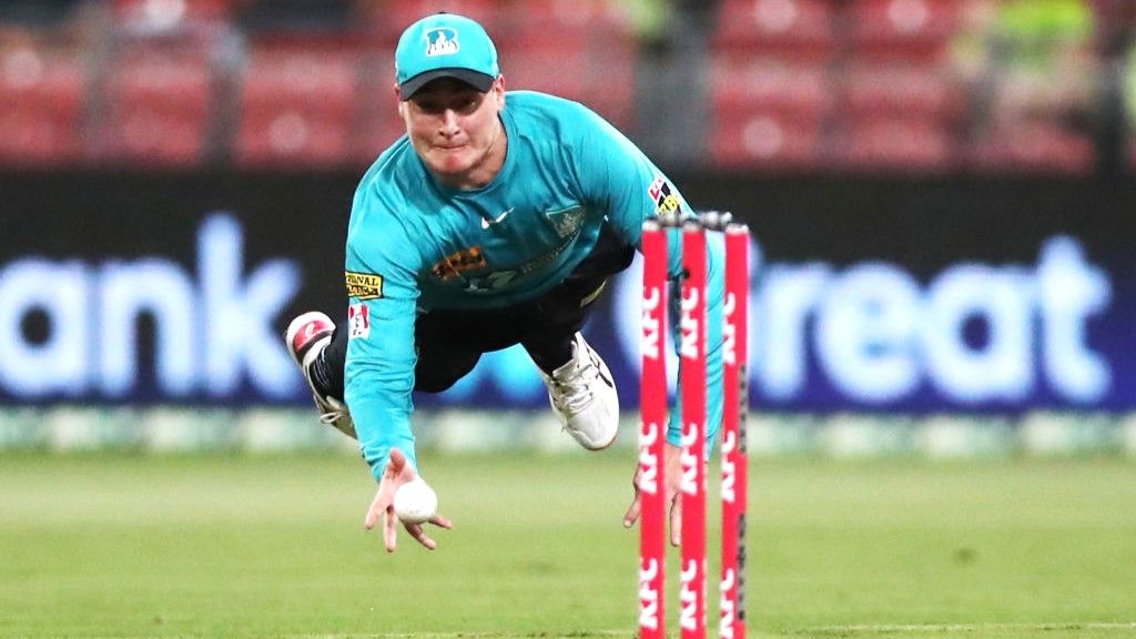 Matt Renshaw attempts a run out ahead of the Brisbane Heat vs Sydney Sixers live stream