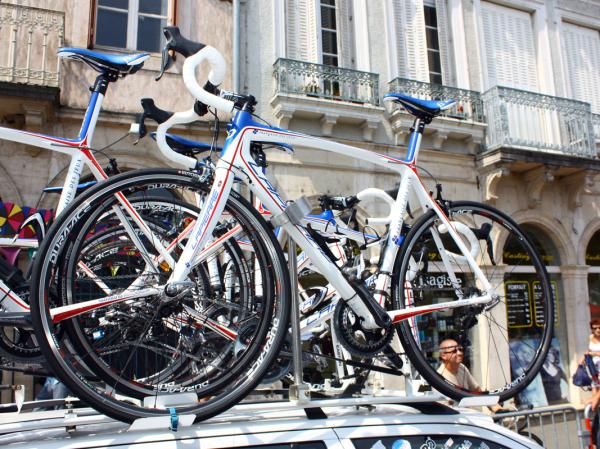 Francais des Jeux is primarily using tubular tires for the main race bikes but most of the spare machines are fitted with Hutchinson Road Tubeless rubber.