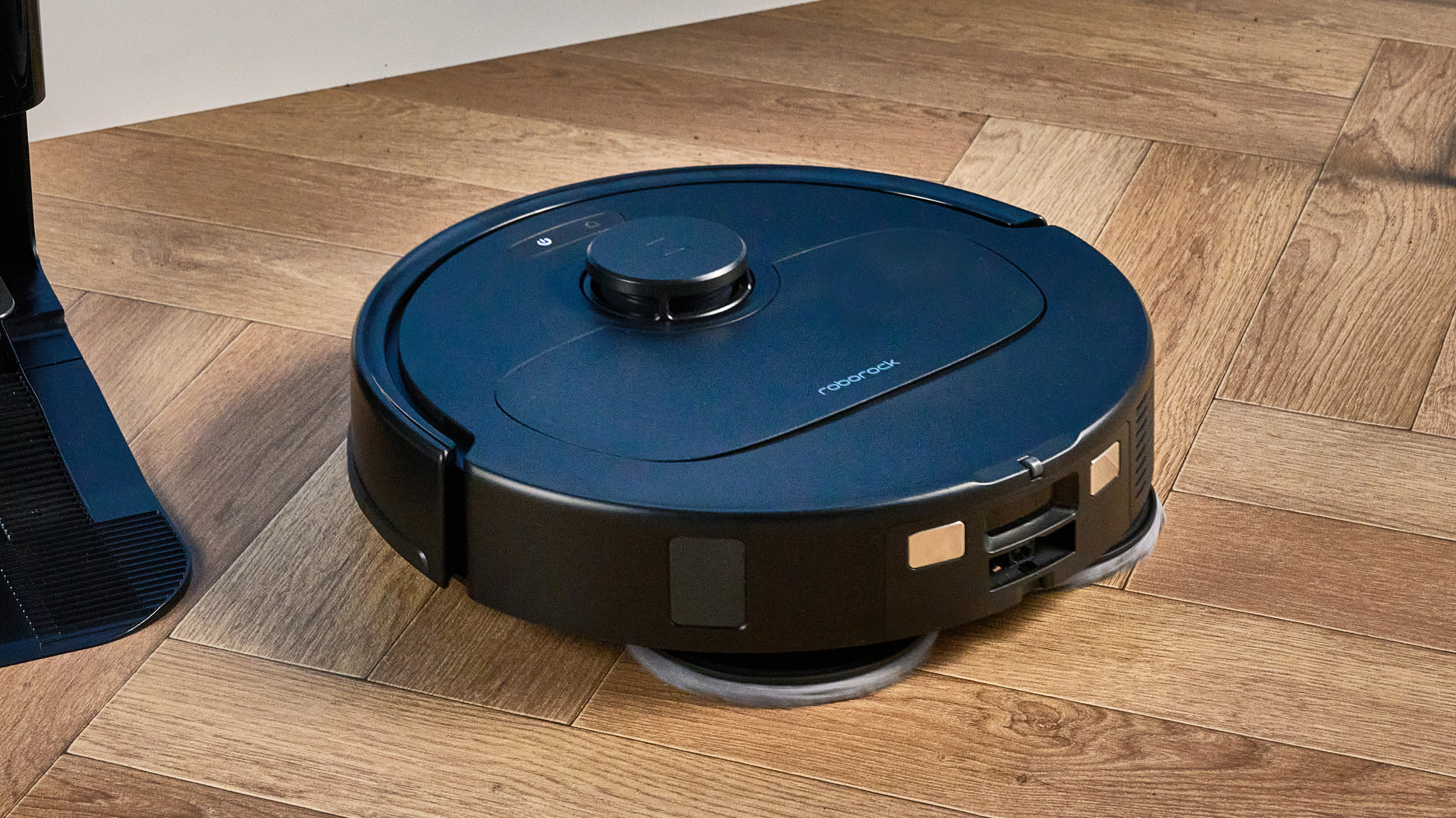 Roborock QV 35S photographed in front of a blue background