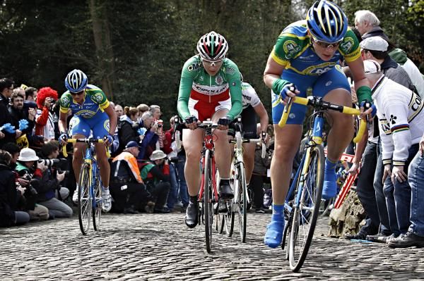 Italian champion Monia Baccaille (MCipollini) chasing Kirsten Wild (AA Drink) up the Kapelmuur.