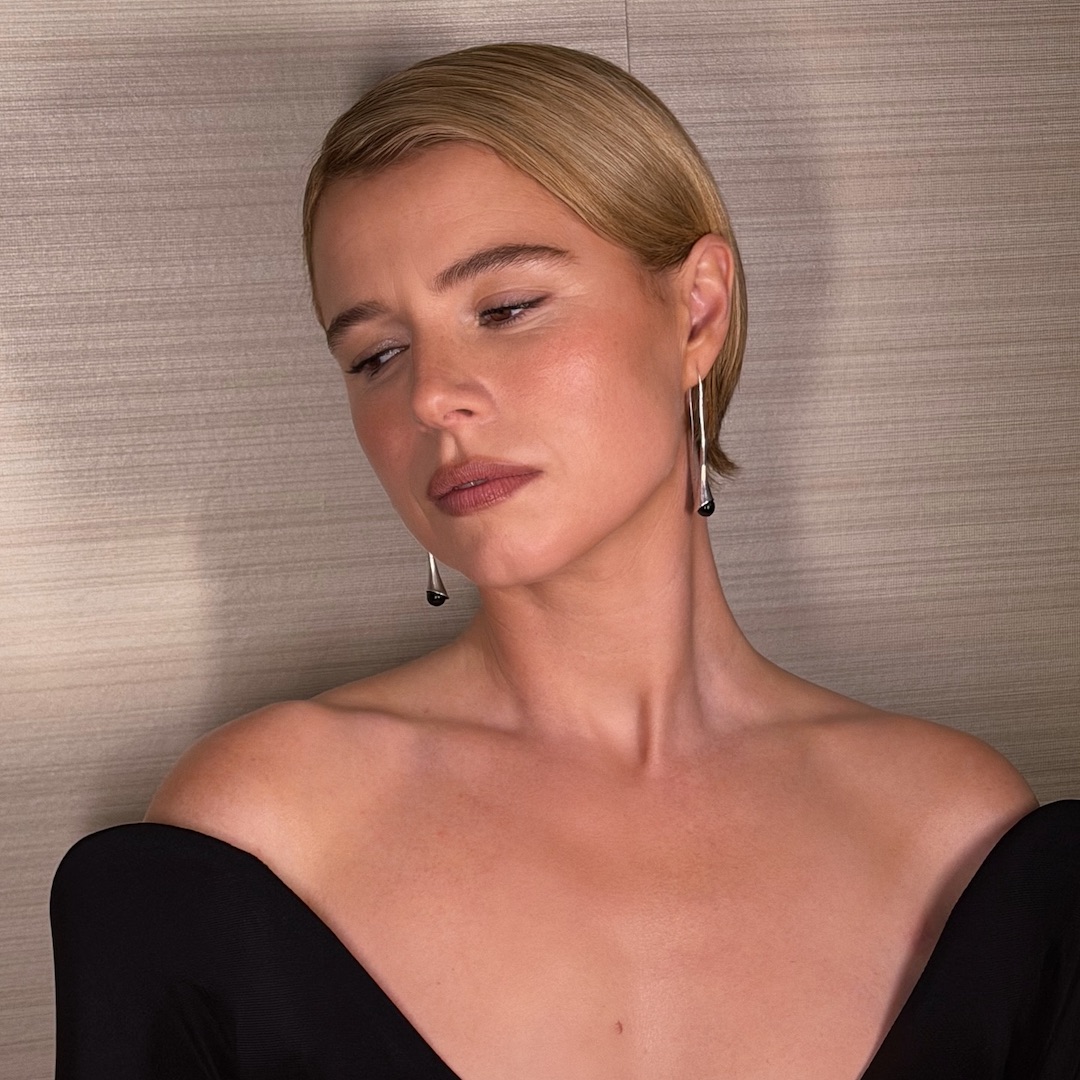 Jessie Buckley with full coverage makeup