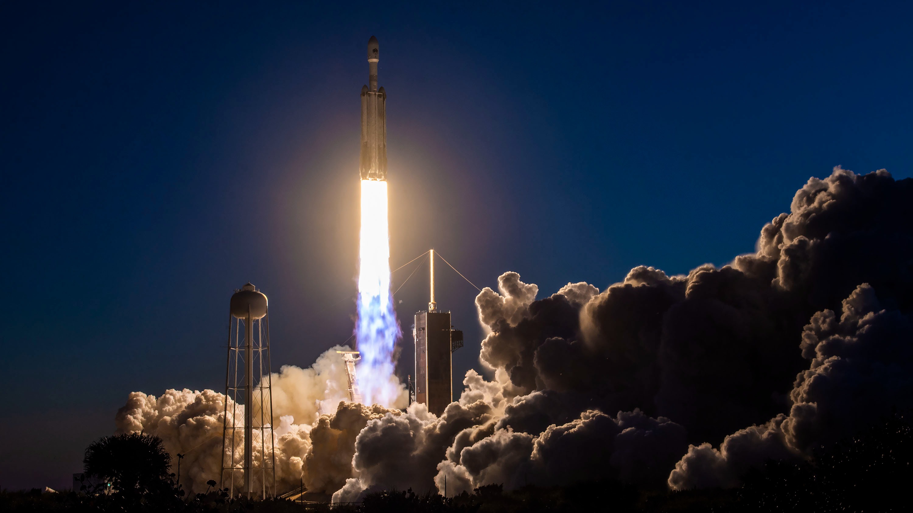 El lanzamiento de SpaceX Falcon Heavy visto desde la estación espacial (en la foto)