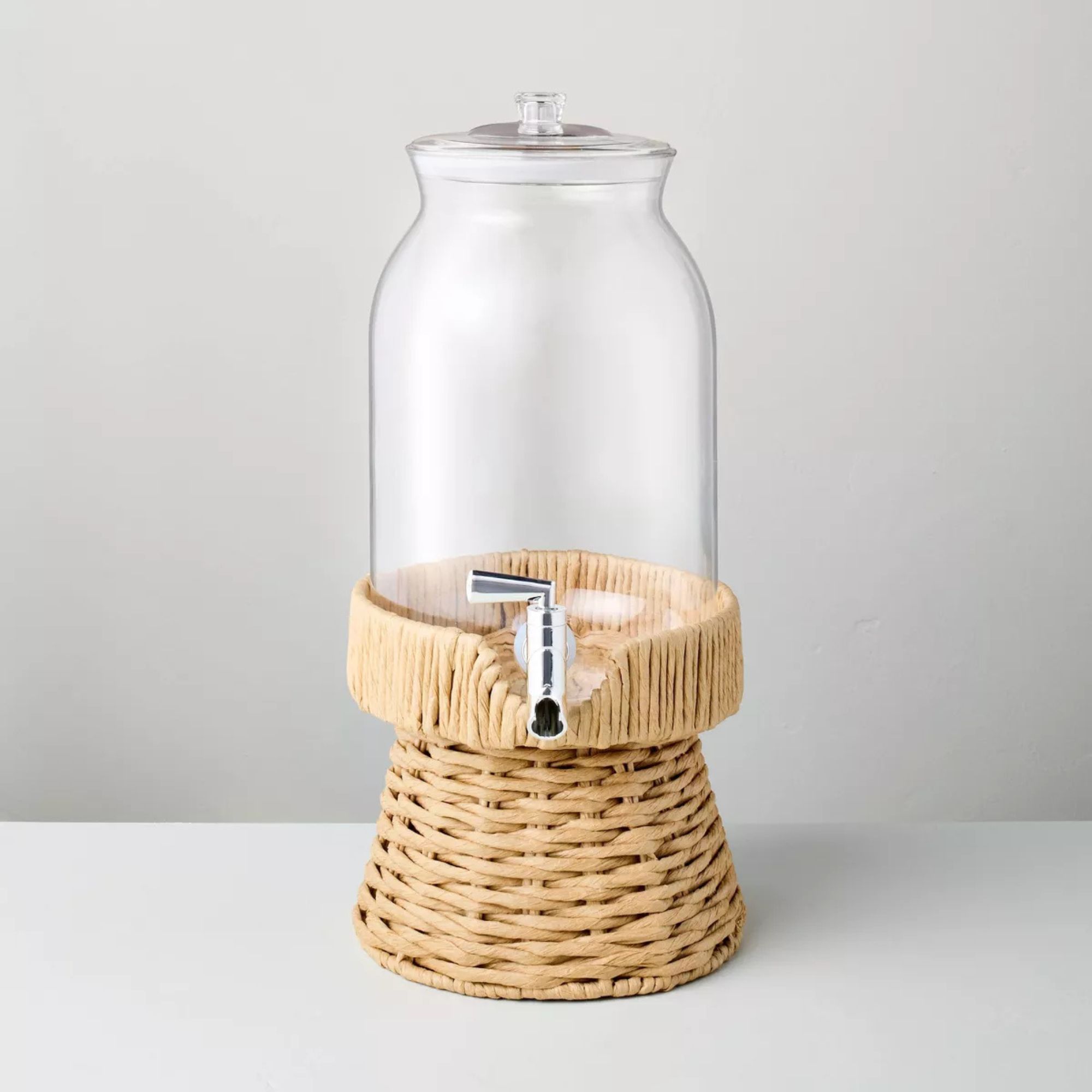 Drinks dispenser with rattan base