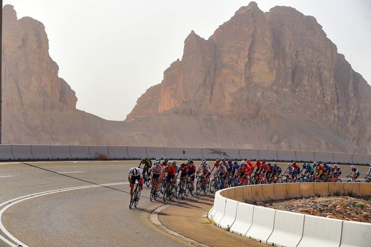 The peloton climbs Jabel Hafeet