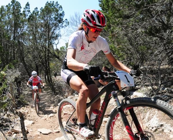 Lea Davision (Specialized) leads Pua Mata