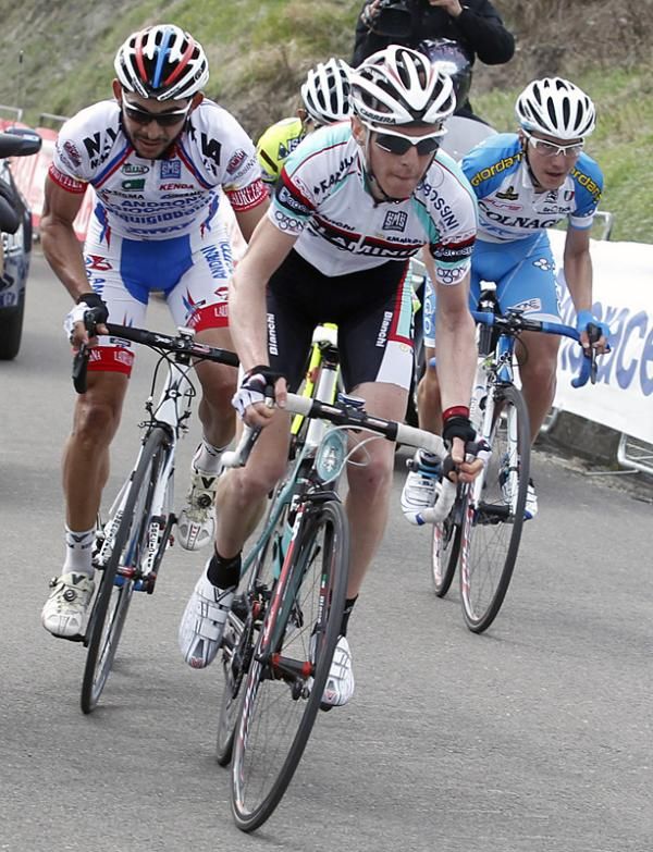 Riccardo Ricco' (Ceramica Flaminia) leads the race-winning break on the Monte Trebbio climb.