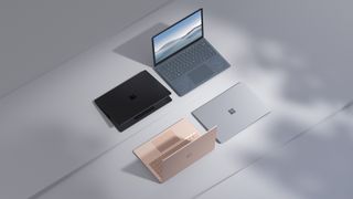 Flera stycken 15- och 13-tumsmodeller av Surface Laptop 4 ligger öppnade och stängda mot en vit yta.