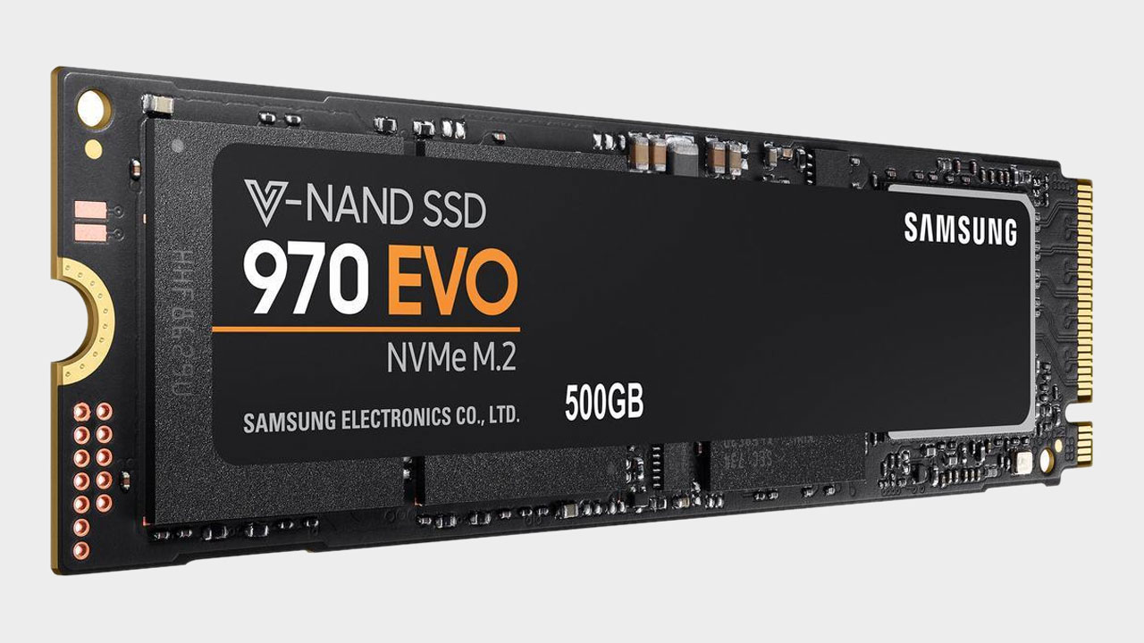 Samsung 970 EVO SSD de 500 GB sobre un fondo gris