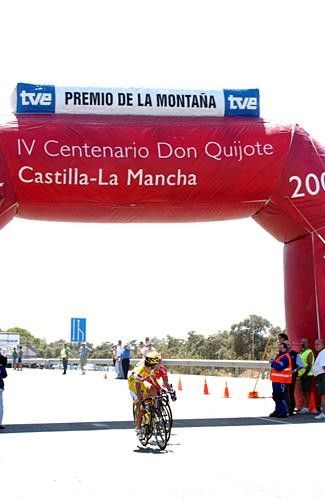Joaquin Rodriguez (Saunier Duval) wins the day's only mountain sprint, and takes the jersey as a result