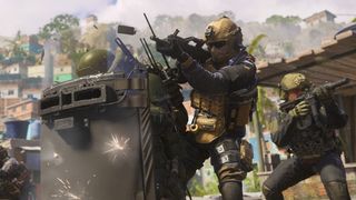 Capture d'écran de Call of Duty : Modern Warfare 3 (2023) représentant deux individus armés et un autre muni d'un bouclier. 