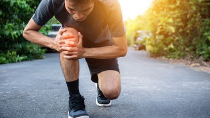 Runner suffering from IT band syndrome