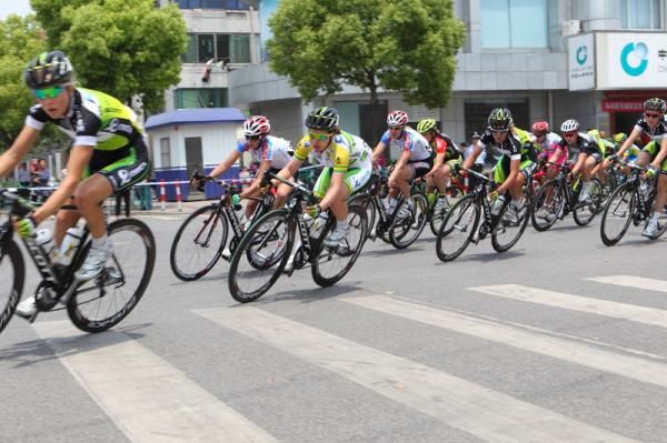 The GreenEdge - AIS women stretch the bunch by moving en-masse to the front