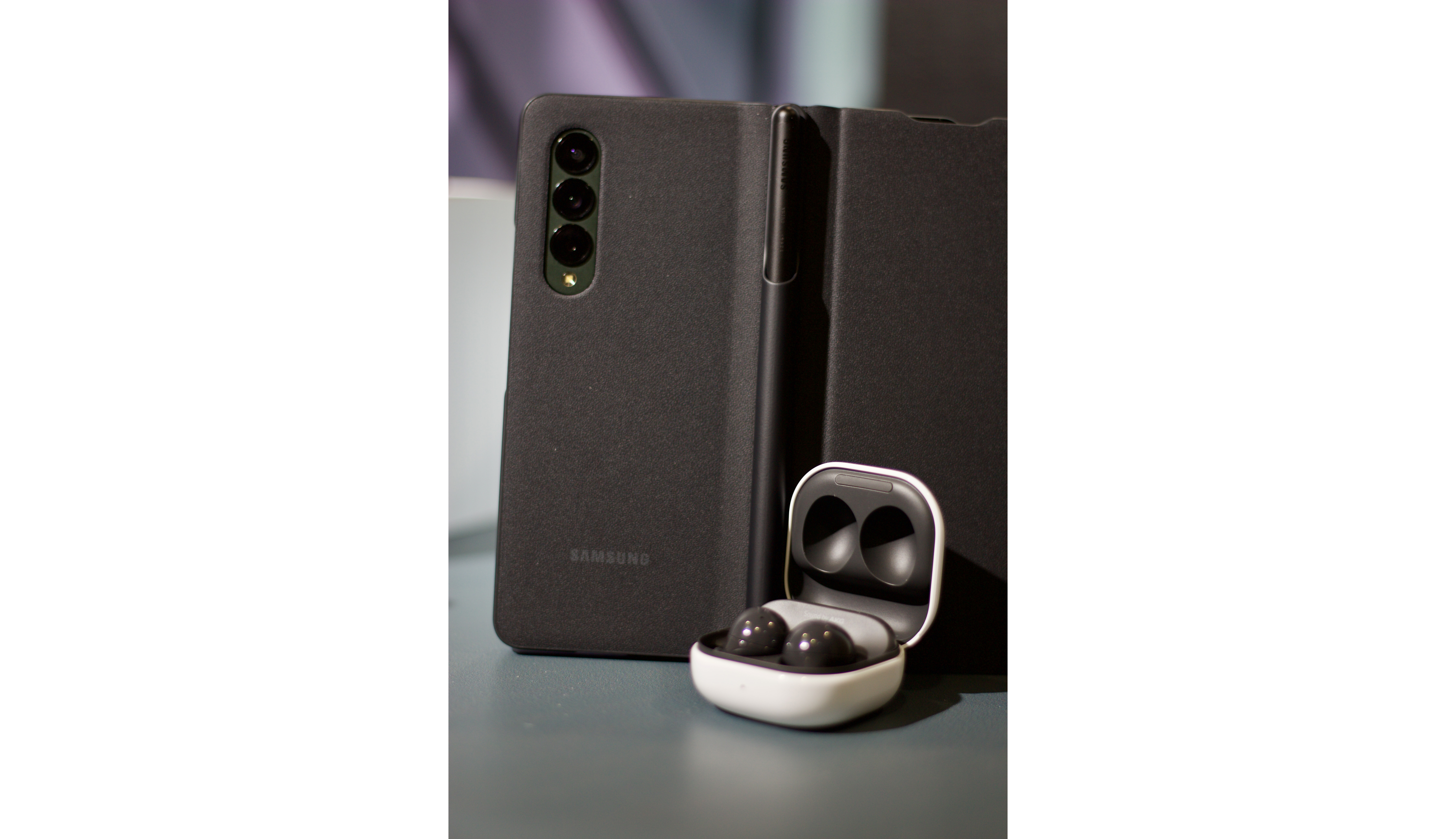 EL Z Fold 3 con la funda del S Pen Fold Edition y los Galaxy Buds 2