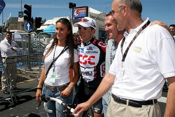 Sastre with fans