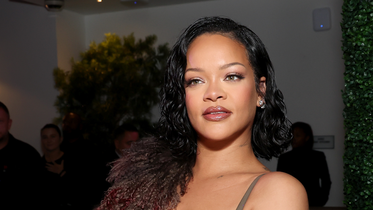 La nouvelle coupe Pixie de Rihanna met ses boucles au premier plan