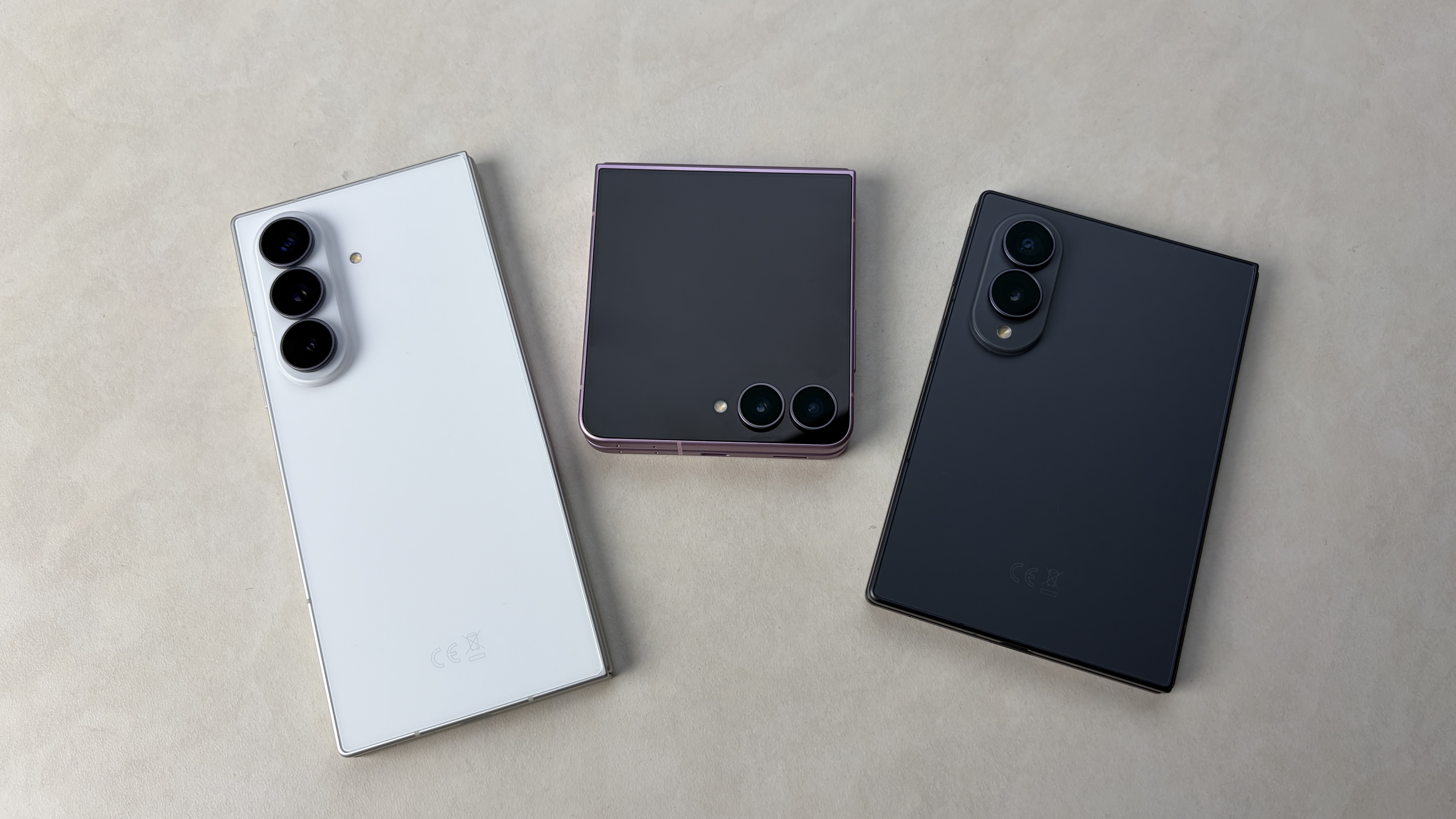 El Galaxy Z Fold 8 Ultra (izquierda), Galaxy Z Flip 8 (centro), y Galaxy Z Fold 8 (derecha)