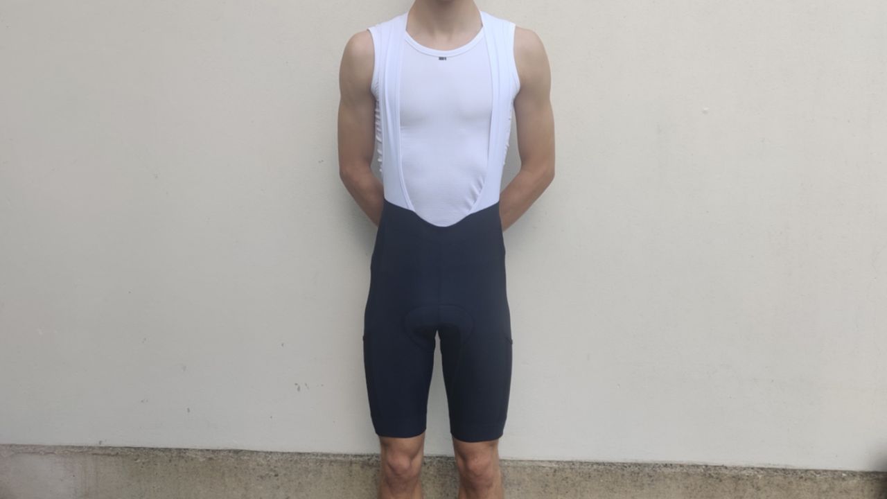 Image shows a rider wearing Rapha&#039;s Core Cargo Shorts.