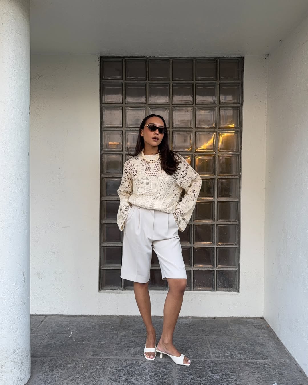 @ingridedvinsen wears a crochet top, Bermuda shorts and low-heeled sandals