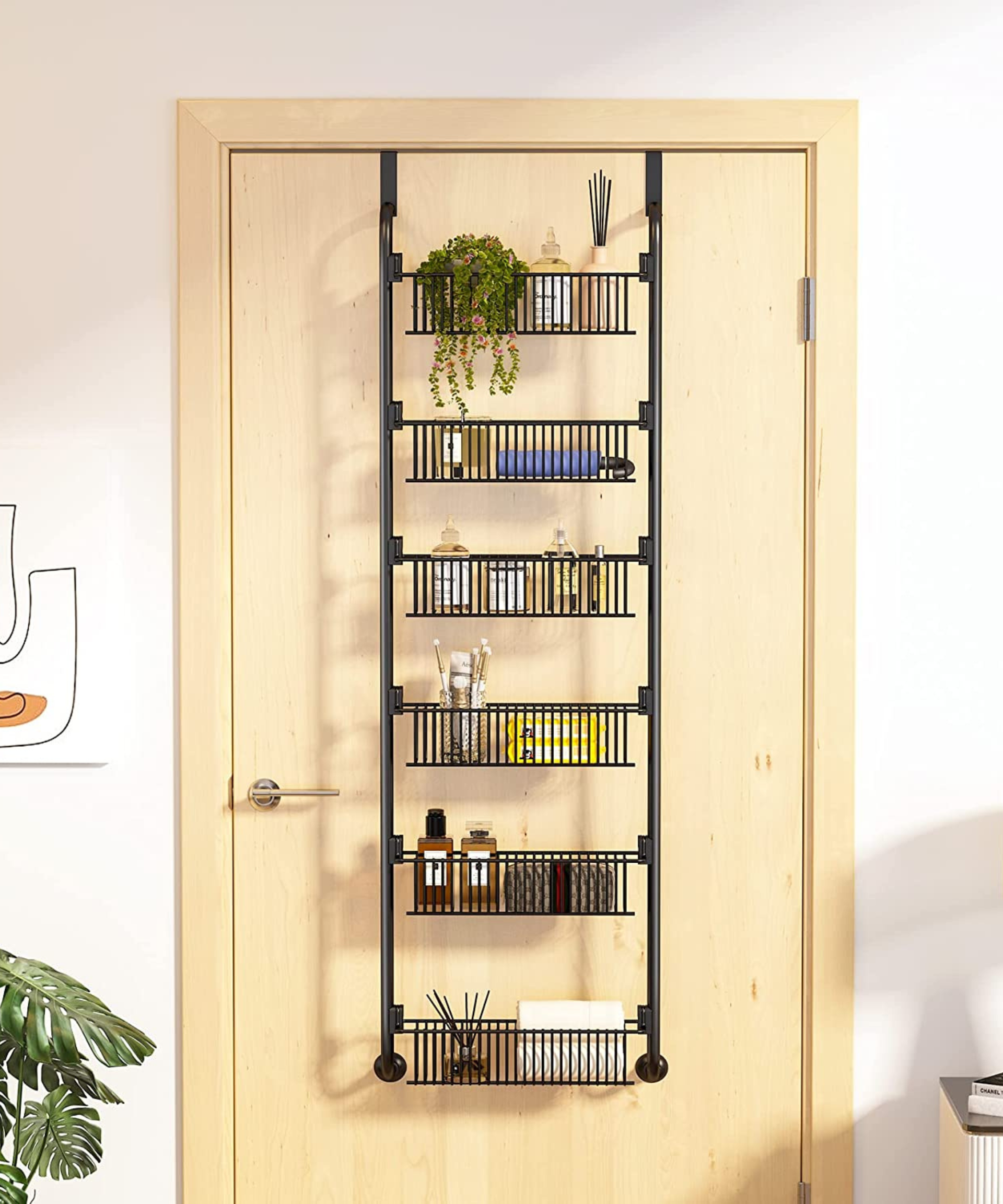 Rak penyimpanan di atas pintu.