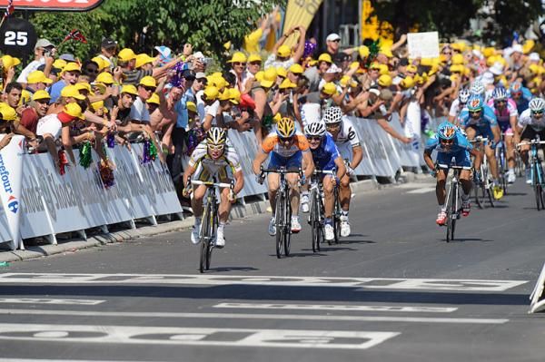 Mark Cavendish accelerates to the line in Brignoles.