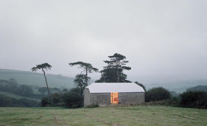 红山谷仓，在一个雾蒙蒙的早晨，在乡村