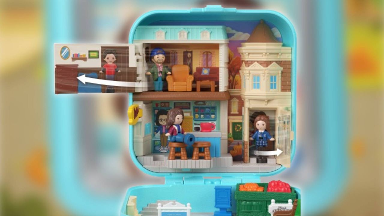 Image of the upper half of the Gilmore Girls Polly Pocket compact.