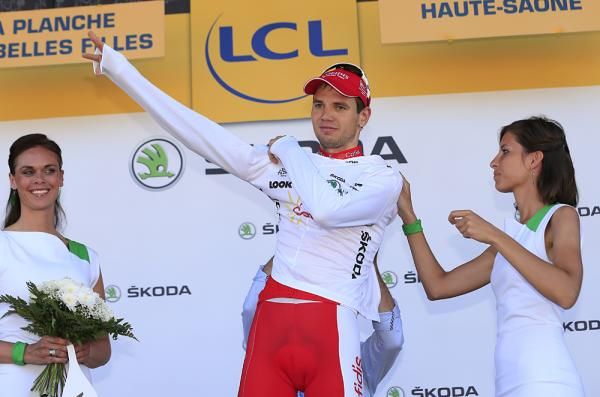 Rein Taaramae puts on the white jersey