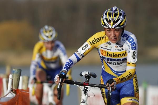 Sophie de Boer (Telenet-Fidea) runs through a sand section.