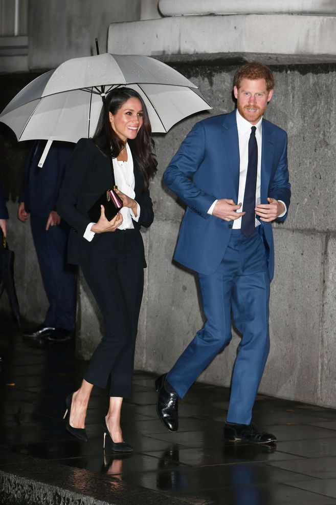 Umbrella, Fashion, Suit, Outerwear, Standing, Formal wear, Fashion accessory, Footwear, Jeans, Electric blue,