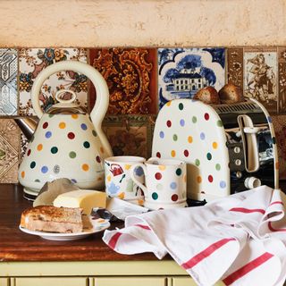 Matching kettle, toaster and mugs in polka dot deign with toast and teatowel