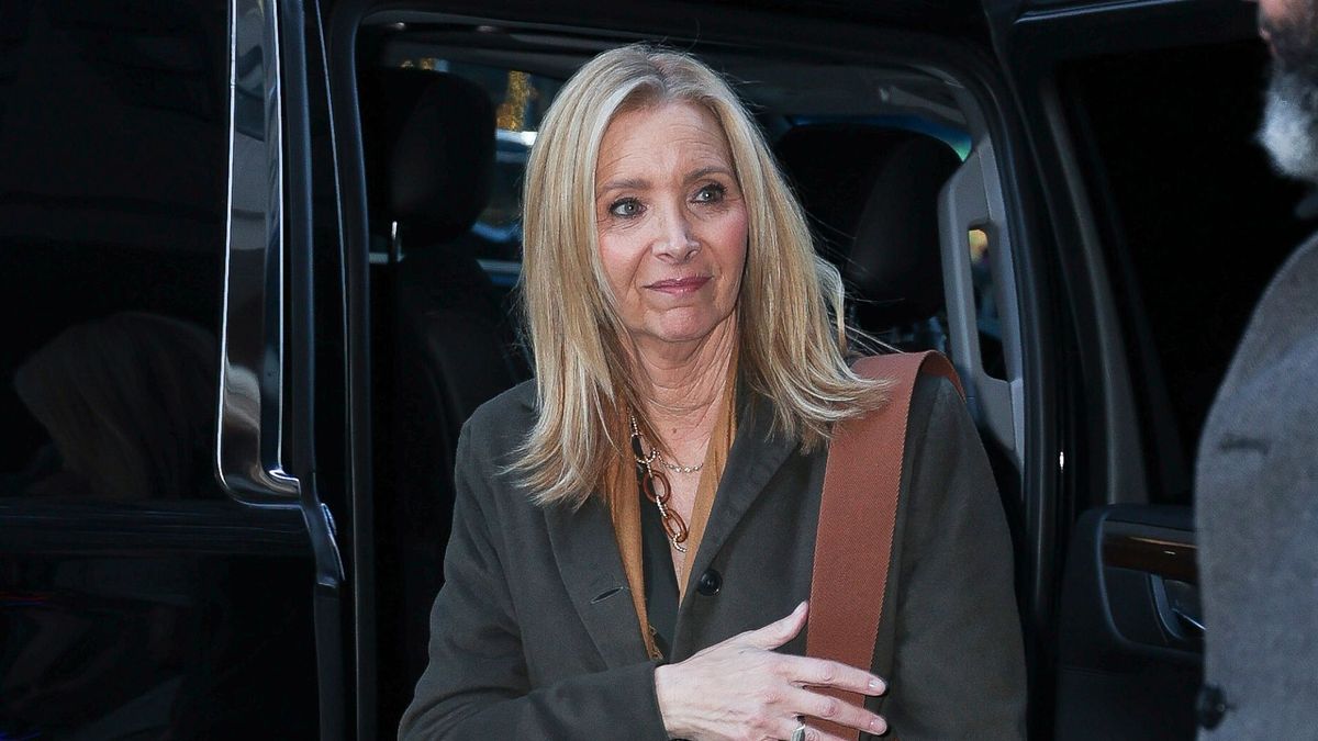 Lisa Kudrow respire la sophistication dans un luxueux manteau long kaki et des accessoires en cuir marron