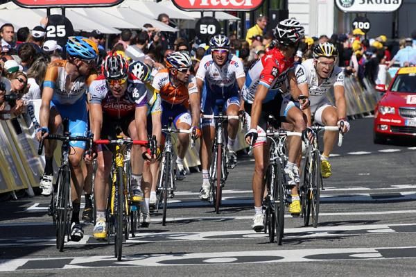 Cadel Evans (Silence-Lotto) leads the race favourites across the line, 19 seconds behind Contador.