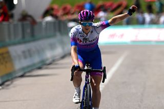 Kristen Faulkner (BikeExchange-Jayco) won a stage at the Giro Donne ahead of the Tour de France Femmes