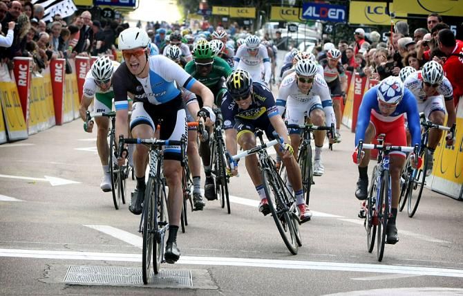 Theo Bos (Blanco) won the sprint in Corsica