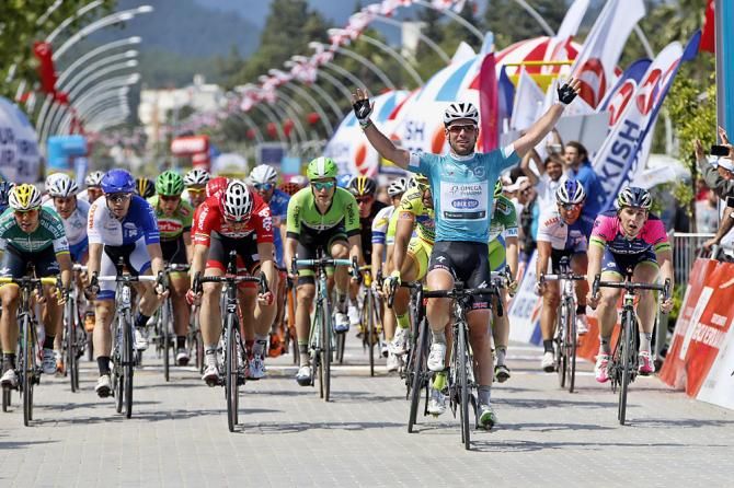 Mark Cavendish wins stage 2