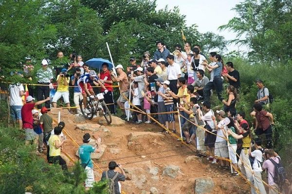 Fans line the final descent where gold medallist Julien Absalon