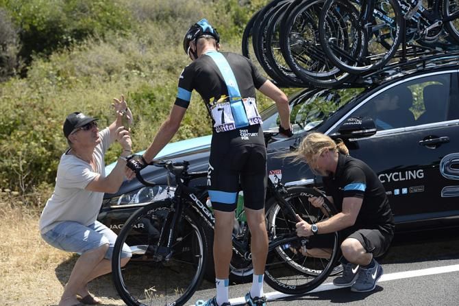 Kanstanstin Siutsou (Sky) gets a wheel change