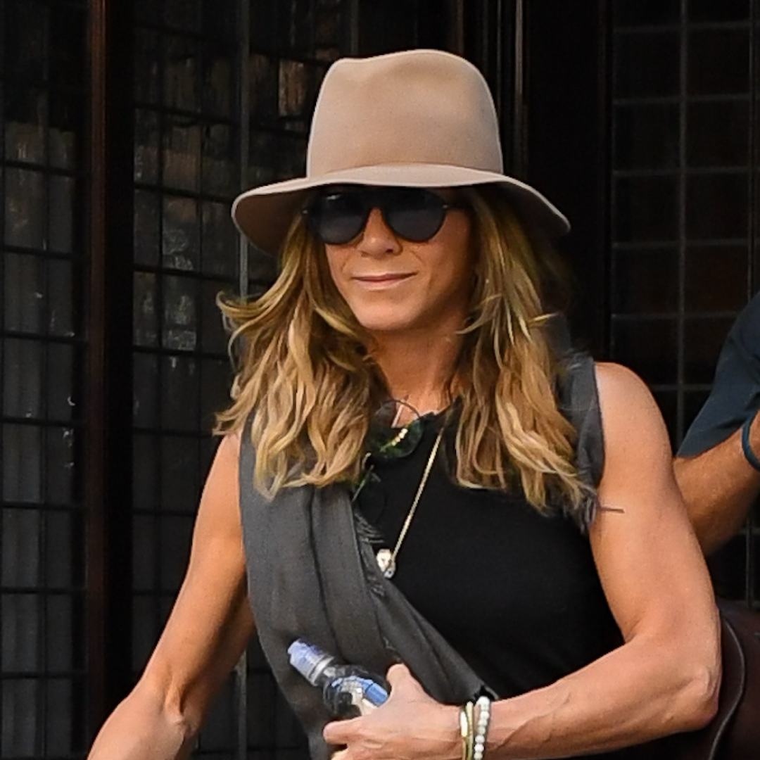 Jennifer Aniston carries a The Row Marlo tote bag, and wears capri pants and flip-flops
