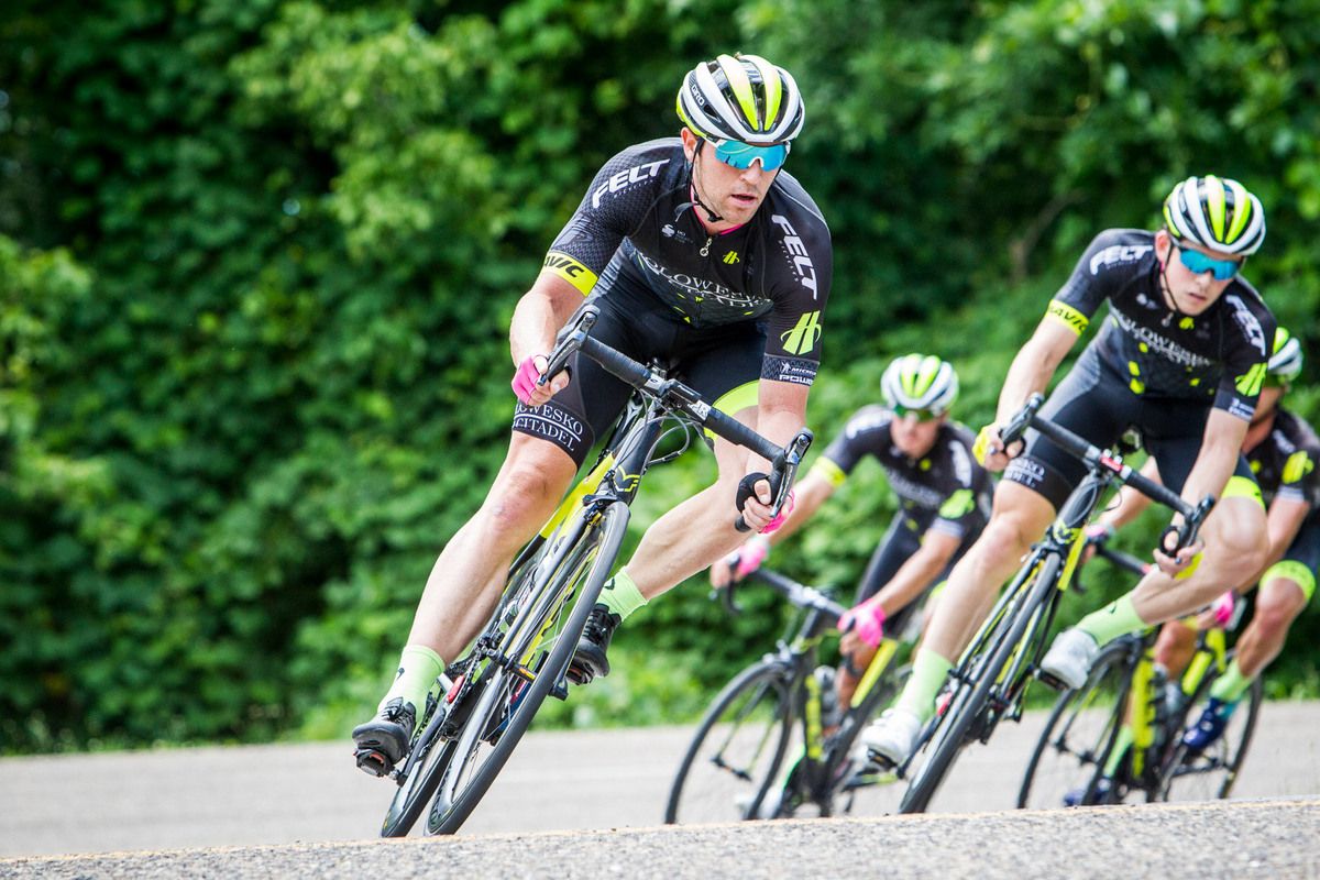 The Holowesko team begins to chase