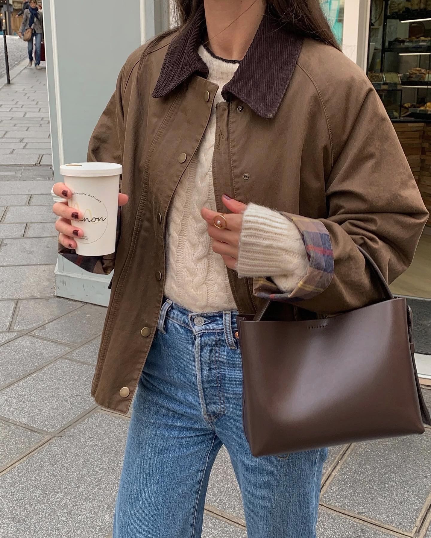 RC3heNBFDCiiCyoQk27YUj-320-80 パリの人々はこの秋、ジーンズと合わせてこの 4 つのワンランク上の定番アイテムを着ています