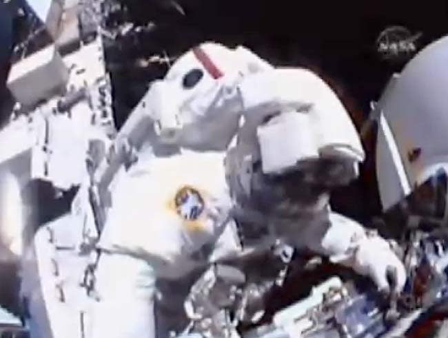 Spacewalkers Install New Batteries, Free Snagged Cable on Station