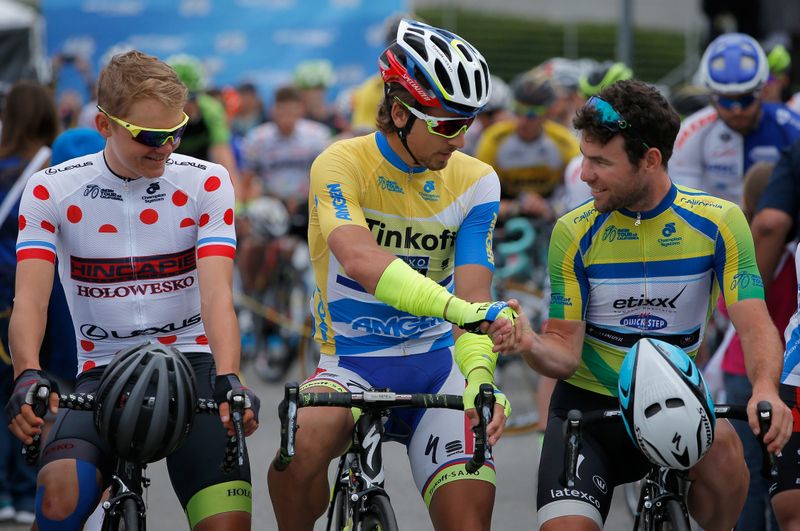 Race leader Peter Sagan shakes hands with Mark Cavendish (Etixx-Quick Step)