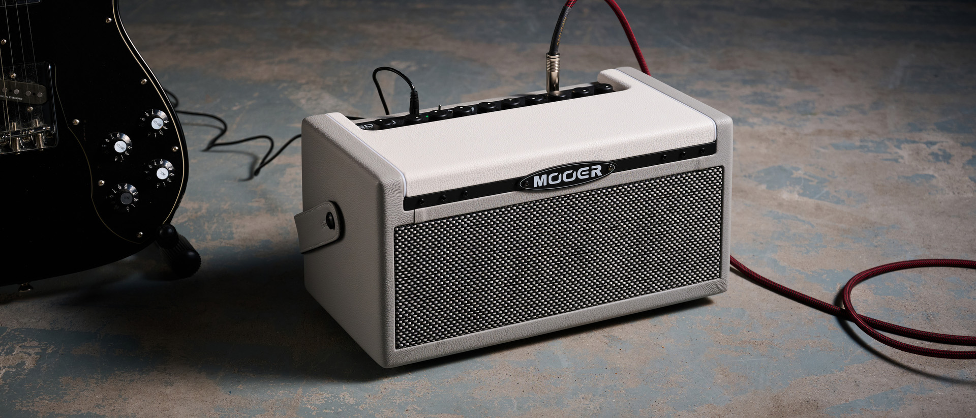 Mooer SD30i Intelligent Amp: The compact desktop amp is finished in grey-cream and has a black control panel