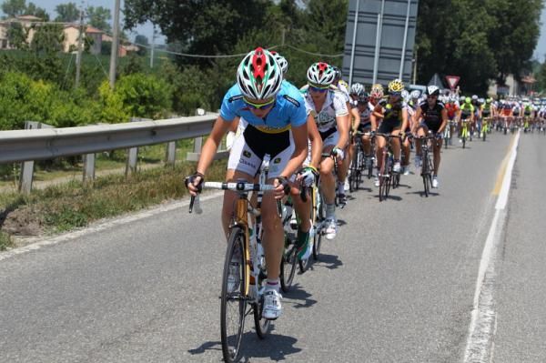 Flavia Oliveira leads the Colavita Forno D'Asolo team chasing the break