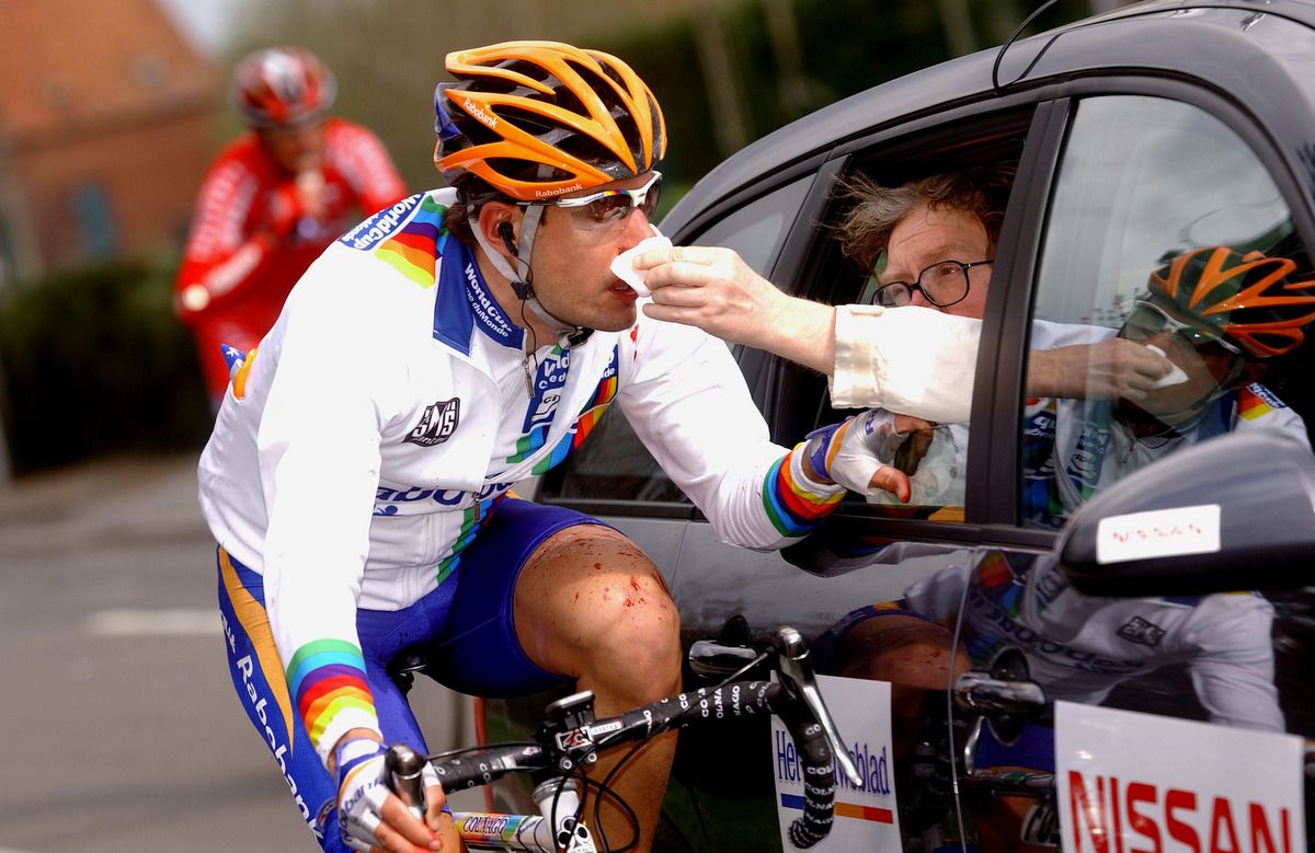 &Oacute;scar Freire gets a helping hand from the race doctor for a bleeding nose