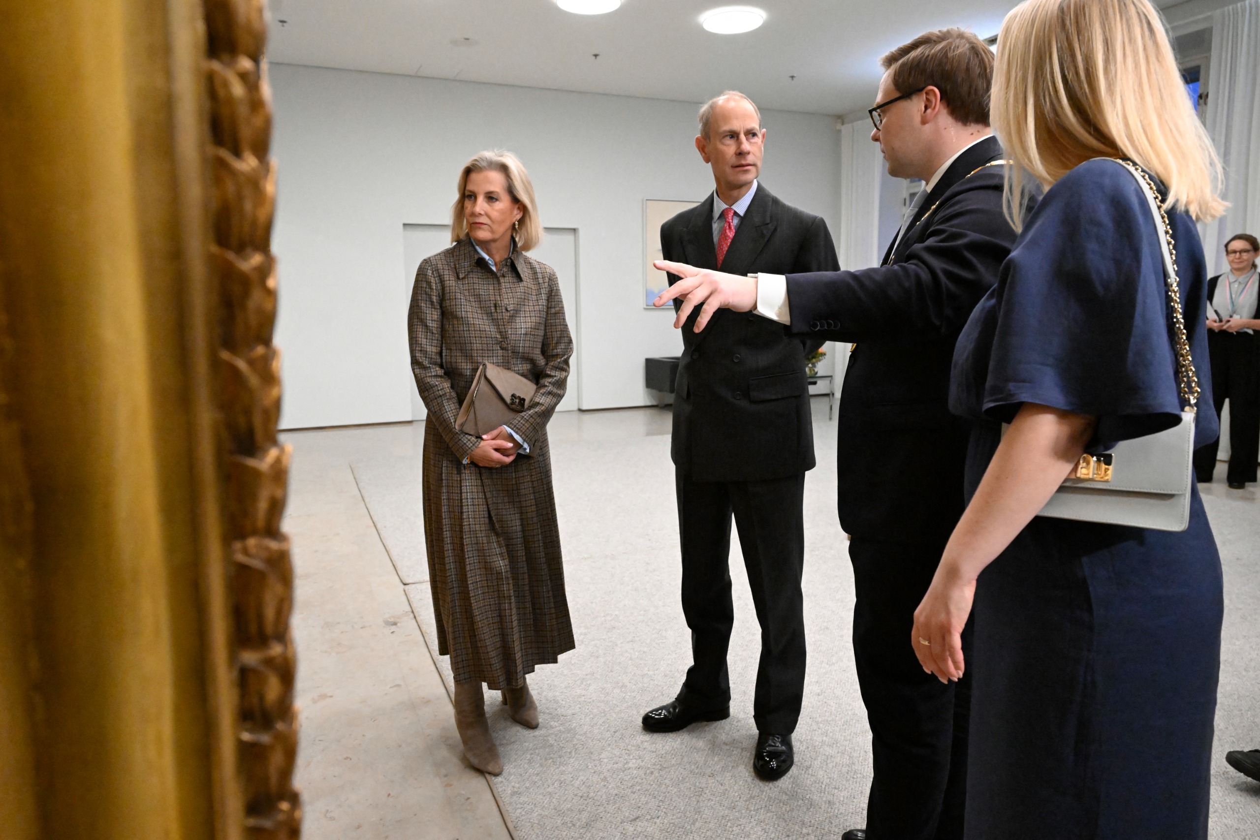 Duchess Sophie looking at a painting with Prince Edward and the mayor Helsiniki