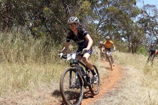 Ben Henderson leads Andy Fellows in the elite men's race
